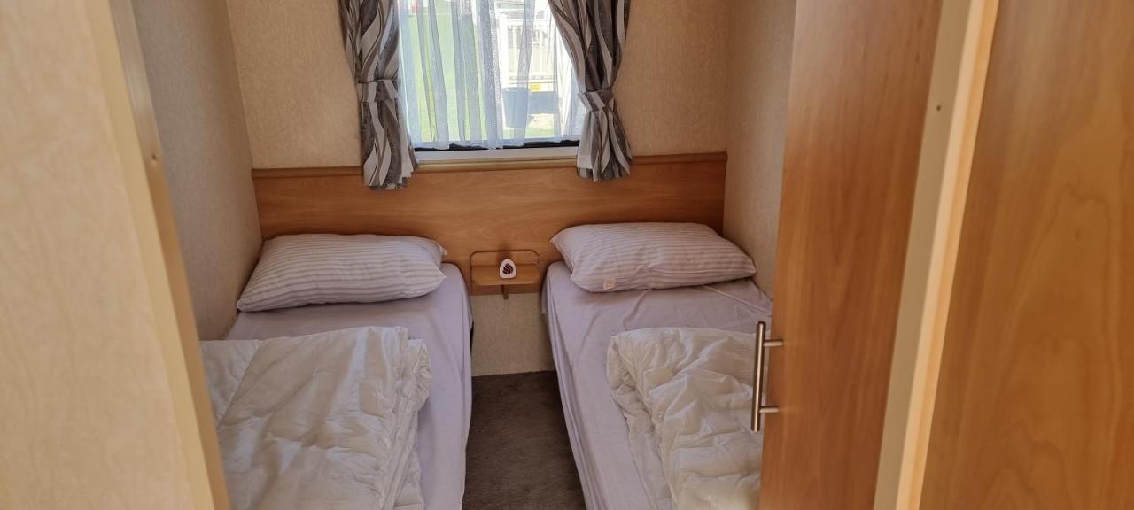 Lovely Caravan At Ingoldmells Just Behind Sealands Lägenhet Exteriör bild